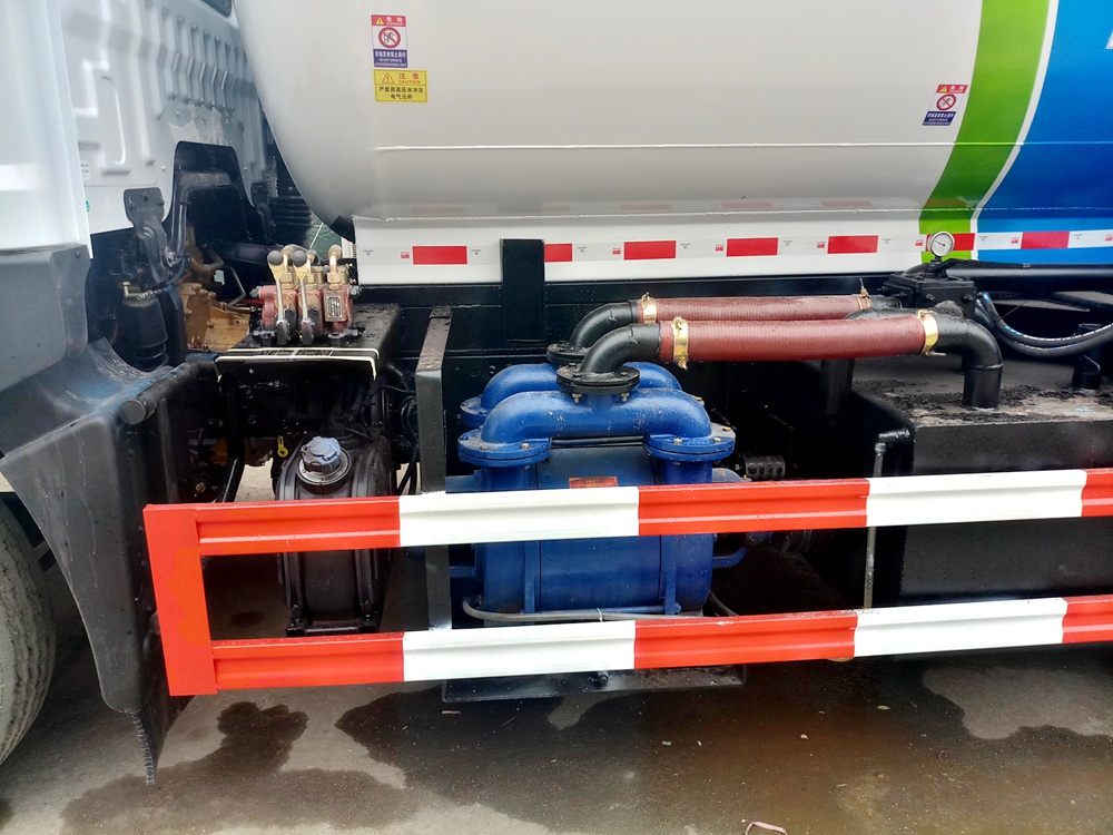 國(guó)六【12方】東風(fēng)D9 吸污車(chē)